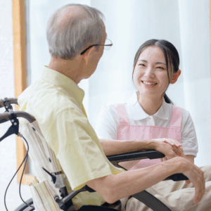 介護職員が入居者のリハビリを支援している風景